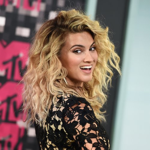 Who Are Tori Kelly Parents And Siblings? Details About Allwyn & Laura Kelly
